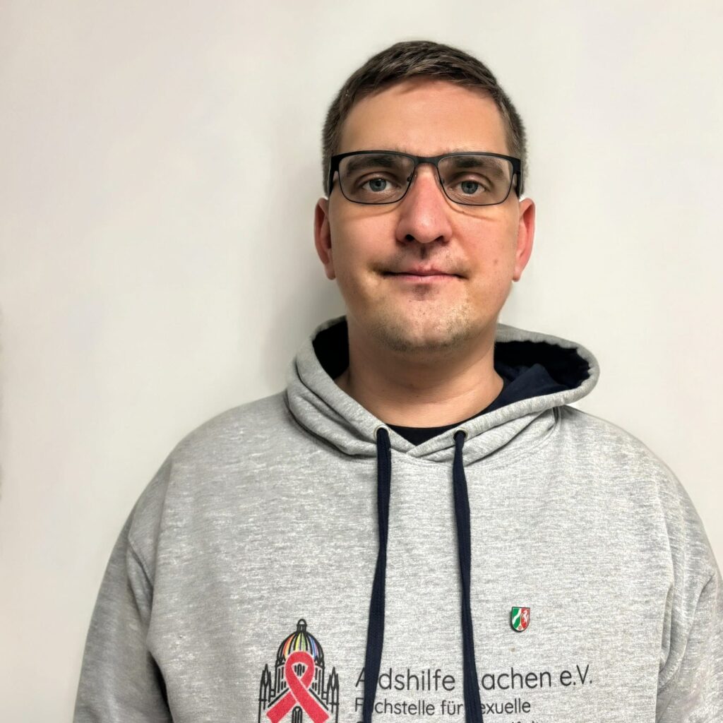 Marcel Scheffel vor einer weißen Wand